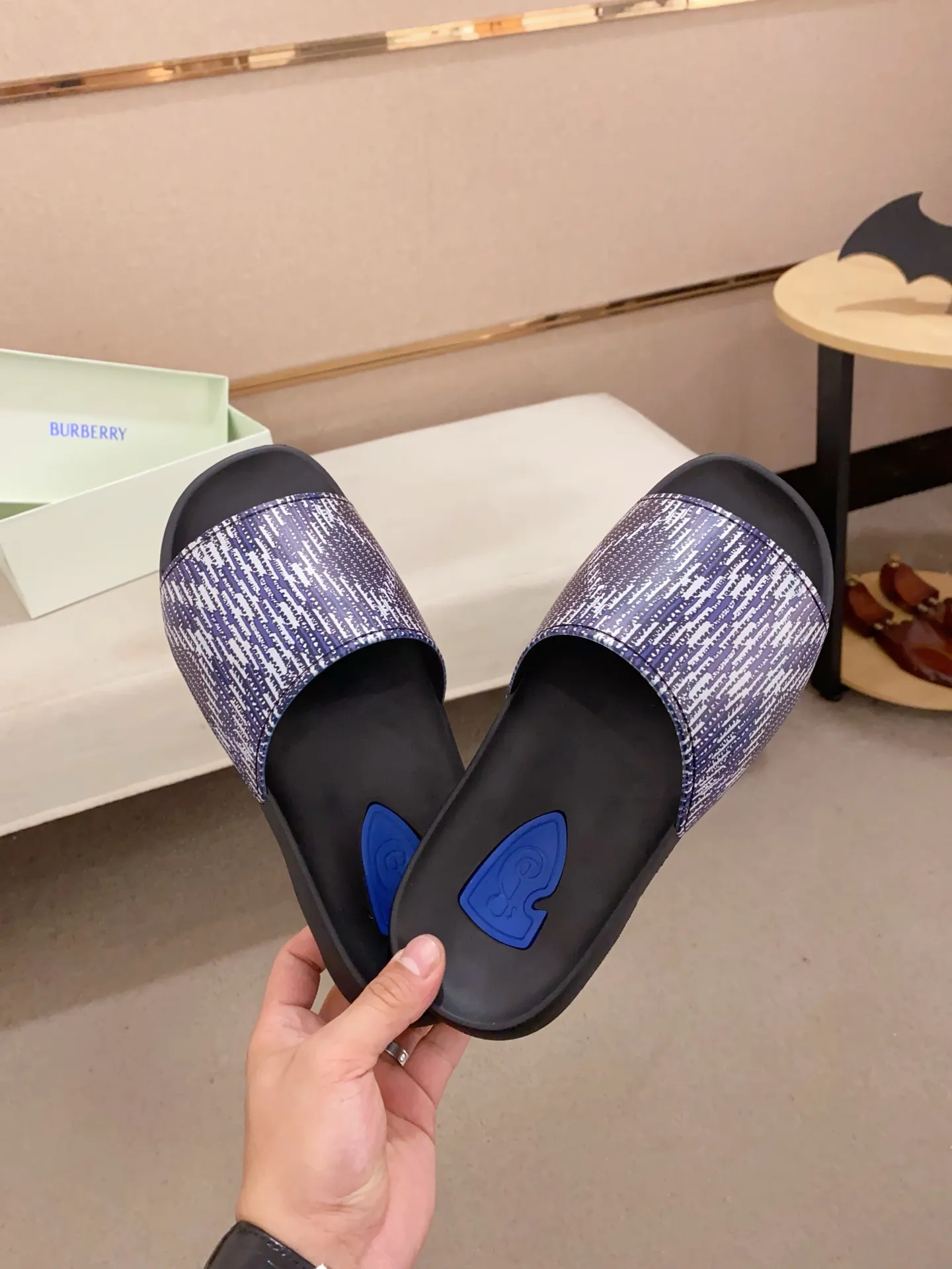 Men's shoes 💰: 320💰 [Burberry slippers] High-end men's shoes brand official website 1:1 latest masterpiece: original mold customization, the fabric is made of imported original rubber material, upgraded outsole, lighter and non-slip. The market's top quality, simple yet tasteful, a must-have for fashionistas, fashionable at your feet, full of confidence, the same style at the counter 👍The season of summer slippers is here. Code: 39-46